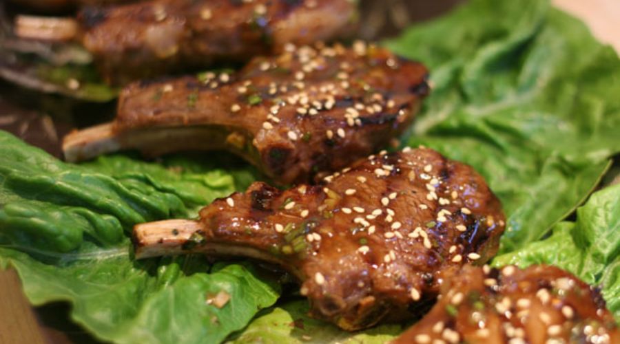 Thịt cừu nướng nguyên miếng, thưởng thức bằng tay, là món ăn truyền thống của người Mông Cổ, mang đậm hương vị du mục.