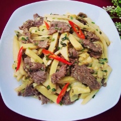 Hoàn thành xong món thịt bò xào măng tươi thơm ngon, đậm đà cho mâm cơm ngày mới! Các bước chế biến không quá cầu kì, bằng những nguyên liệu quen thuộc nhưng thành phẩm trông vừa bắt mắt, hương vị thì miễn chê luôn nhé!