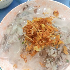 Bánh cuốn keto ăn lạ miệng mà cũng không kém hấp dẫn, giúp chúng ta bổ sung vào thực đơn "ăn kiêng" ngon miệng mà không bị "phạm" vào những cấm kị trong quá trình phấn đấu trở nên xinh đẹp hơn. Tuy ngon nhưng cũng có chút khuyết điểm vì phần vỏ bánh làm từ rau câu nên nếu bạn để lâu ngoài trời sẽ bị chảy nước một ít đấy, nên bạn nhớ ăn ngay sau khi làm nhé!