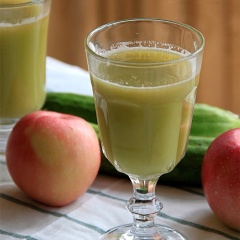 Nước ép táo đặc biệt tốt cho cơ thể vì nó chứa nhiều vitamin, nhất là vitamin C nên nó có tác dụng thúc đẩy quá trình trao đổi chất trong cơ thể, tăng cường hoạt động đốt cháy mỡ thừa trong cơ thể.