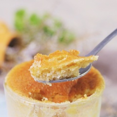 Dọn bánh ra đĩa và thưởng thức ngay thôi! Bánh Pudding Castella chính là sự kết hợp giữa lớp pudding béo ngậy, cùng với lớp bánh castella mềm xốp ở trên cùng.