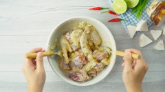 Làm sạch thịt vịt, rửa với rượu gừng để khử mùi cho món vịt nấu chao ngon và thơm hơn, chặt vịt thành khúc nhỏ vừa ăn. Ướp thịt vịt với 1 muỗng canh gừng băm, 2 muỗng canh tỏi băm, 1 muỗng canh sả băm, 1 muỗng canh hạt nêm, 1 muỗng canh đường, 2 muỗng canh nước mắm và 150gr chao ít nhất 30 phút cho thịt vịt ngấm gia vị.