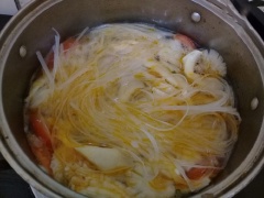 Cuối cùng thả bánh phở bào nấu cho chín mềm, thêm vào 1 muỗng tương ớt, nêm nếm lại cho vừa khẩu vị gia đình là có thể tắt bếp. Múc phở ra rôm thêm thịt gà lên trên kèm hành lá xắt nhỏ rồi thưởng thức thôi nào.