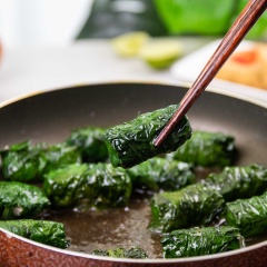 Làm chả lá lốt: Trộn đều 200gr thịt heo xay, 50gr nấm mèo, hành tím băm, nước mắm, hạt nêm, đường, tiêu xay. Để 10 phút cho ngấm gia vị. Trải lá lốt ra mặt phẳng (mặt lá xanh bóng úp xuống dưới). Lấy 1 muỗng canh thịt xay vừa đủ đặt ngang lên mặt lá, cuộn tròn miếng chả, dùng cuống lá găm lại để giúp chả cố định, không bị bung ra lúc chiên. Làm nóng dầu ăn trong chảo, lăn tròn các miếng chả trên chảo để lá lốt hơi se lại, bám vào thịt. Chiên trên lửa vừa tới khi chả xém đều. Gắp ra đĩa.