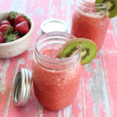 Trút sinh tố ra ly và thưởng thức. Sinh tố dâu tây kiwi đá tuyết là món ăn vặt mát lạnh như đá bào trái cây xay vậy đó. Thích hợp nhâm nhi trong ngày ngày nóng, giúp bổ sung vitamin và khoáng chất cần thiết cho cơ thể.