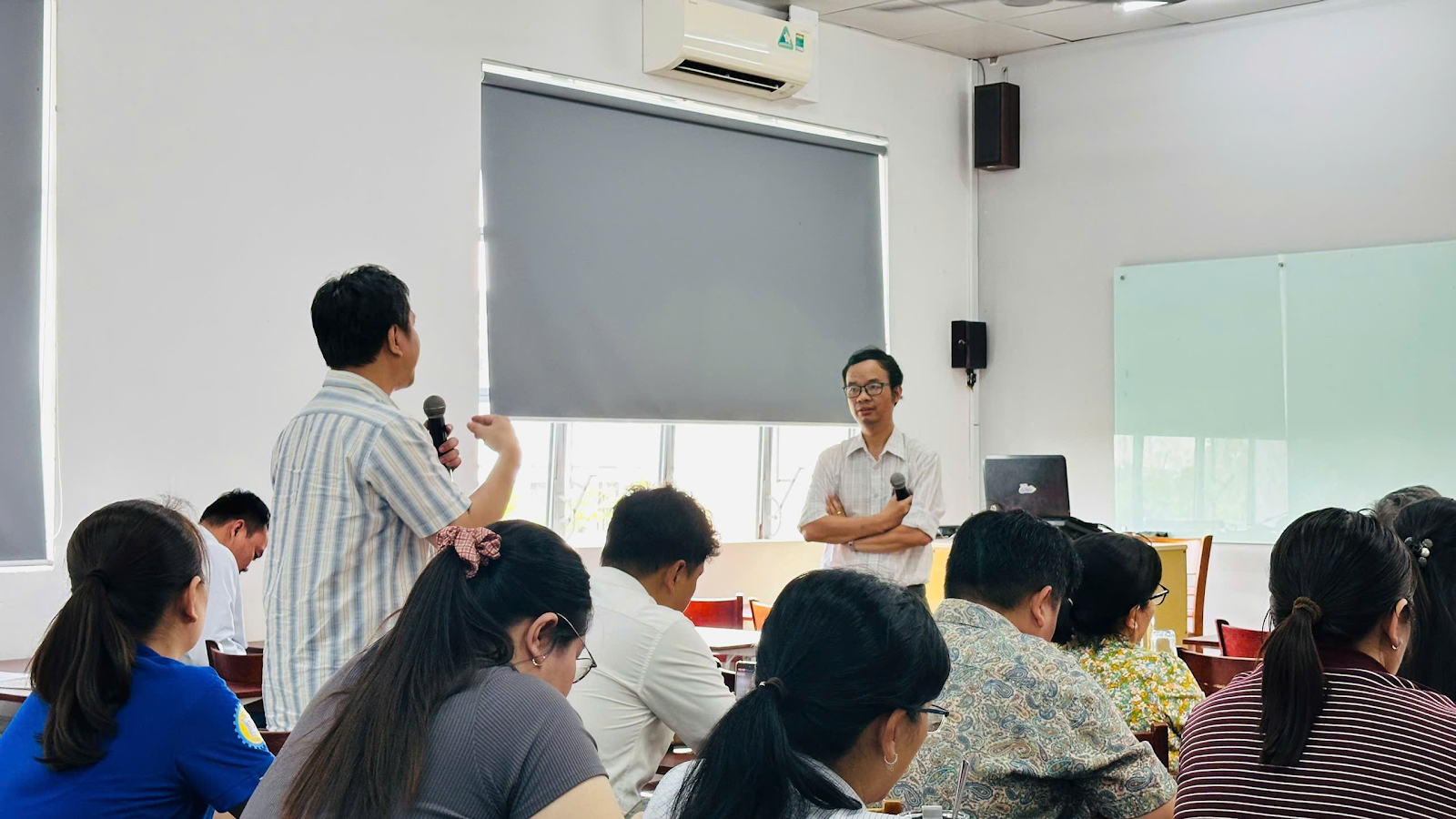 Giảng viên DLA đặt câu hỏi đến diễn giả