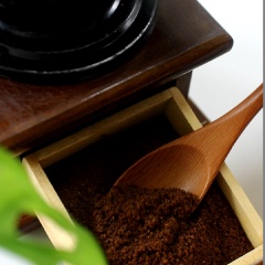 Đầu tiên, cho hạt cà phê vào máy xay cà phê, những hạt cà phê cần được xay mịn trước khi được nén lại. Cho khoảng 30gr bột cà phê đã xay mịn vào phần khung đựng của bình Moka rồi nén chặt lại.