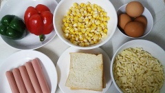 Đập trứng vào bát, quấy đều. Thái bánh mì sandwich nhỏ vuông và cho vào bát lớn.