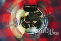 Chuối bóc vỏ, cắt miếng, cho vào máy xay sinh tố cùng bánh oreo, sữa đặc. Tùy theo khẩu vị từng người bạn có thể thêm bớt lượng sữa đặc.