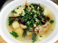 Cuối cùng khi múc canh ra tô các bạn nên vớt miếng hành tây bỏ đi nếu không thích ăn, thái nhỏ rau mùi rắc lên tô canh để canh vừa có mùi thơm vừa đẹp mắt nhé các bạn.