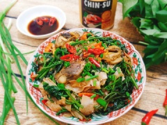 Sợi phở thấm gia vị, thêm cái giòn ngọt của rau lang và chút dai giòn của sò lông sẽ tạo nên một món ăn mới lạ và hấp dẫn.