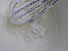 Dùng thìa hoặc phới dẹt đánh nhuyễn creamcheese (kem phô mai) đến khi mềm. Cho vào từng muỗng trứng sữa vào creamcheese, trộn đều hết mới cho muỗng tiếp theo vào trộn. Cho 1 tsp vanilla vào trộn đều. Dùng 140ml kem tươi (whipping cream) còn lại đánh bông cứng, cho vào hỗn hợp trên và fold đến khi hòa quyện.