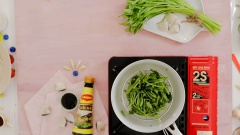 Nhặt 200gr rau muống đã rửa sạch thành từng đoạn vừa ăn, sau đó đem luộc với nước sôi ở nhiệt độ cao nhất khoảng 1 phút. Trước khi luộc rau bạn chuẩn bị 1 tô nước đá, để ngâm sau khi rau chín vớt ra tô.