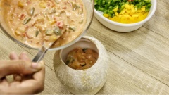 Trộn đều 1M tương ớt, 1M tương cà, 5M xốt Mayonnaise , 3M sữa chua, 1M sữa đặc, 1m ngò tây băm nhỏ. Trộn chung hỗn hợp cà chua, ớt chuông với xốt. Cho xốt vào trái dừa. Móc tôm lên thành trái dừa, trang trí ngò tây. Khi ăn cho tôm vào xốt trộn đều. Dùng như món khai vị lạnh.