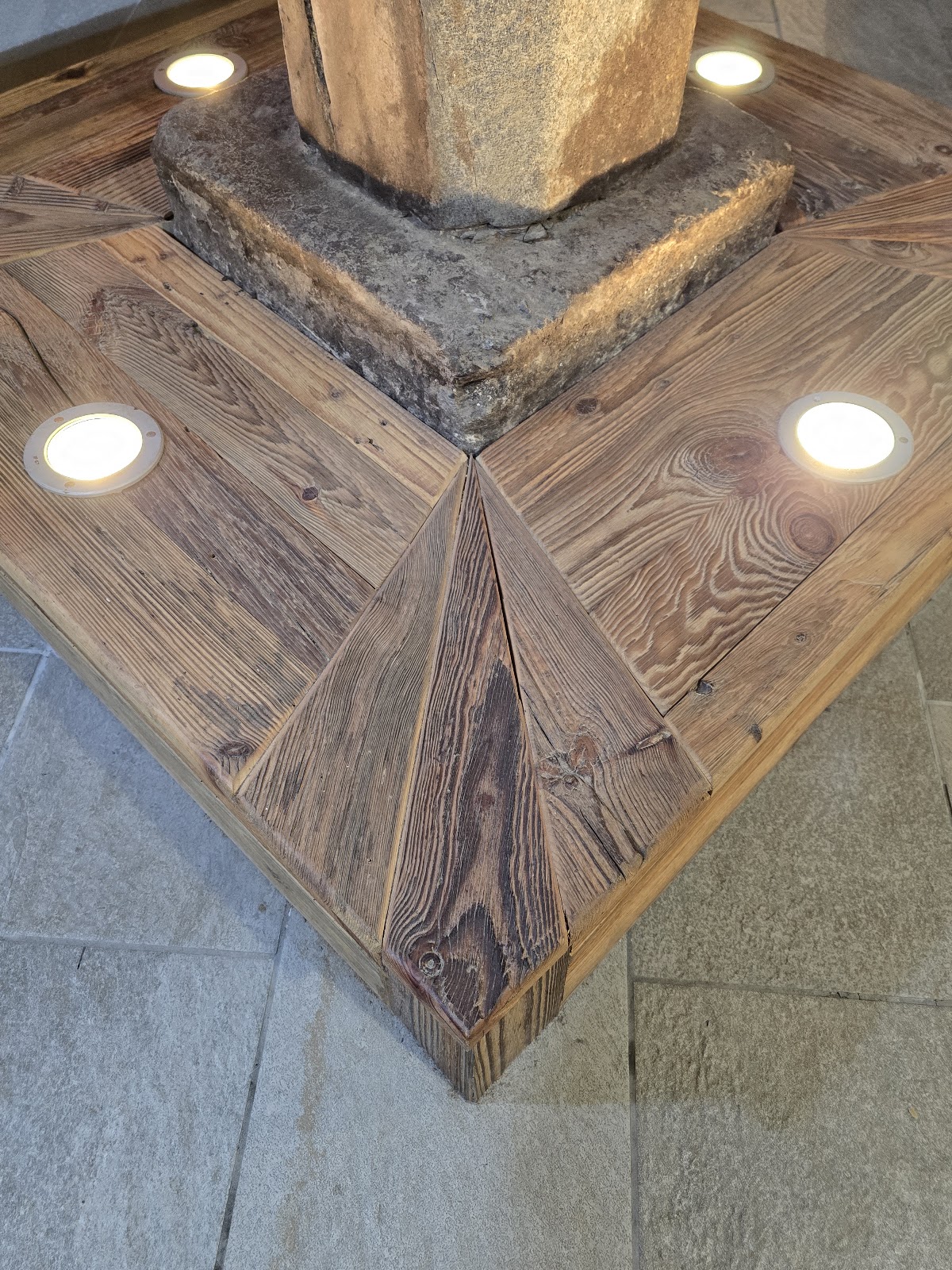 Pannello in legno antico con dettaglio geometrico