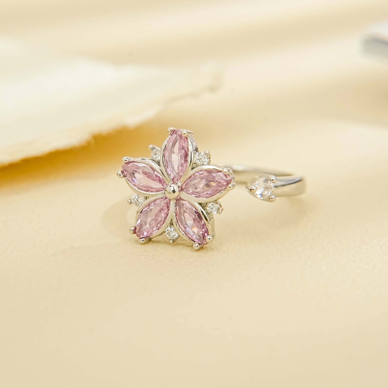 Copper spinning ring with floral motif