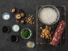 Chuẩn bị tất cả các nguyên liệu. Hành lá rửa cắt nhỏ. Gạo nếp ngâm nước nóng già 12 tiếng trước khi nấu.