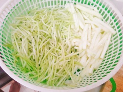 Bầu gọt vỏ, rửa sạch. Thái sợi, lưu ý vì phần ruột bầu mềm hơn, bạn nên thái bản to hơn nhé. Nấm rơm rửa sạch với 1/2 muỗng canh muối hột. Để ráo. Hành tím bóc vỏ, băm nhuyễn. Hành lá rửa sạch, cắt khúc