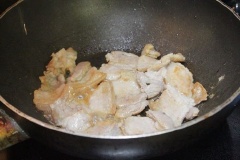 Làm nóng 2 muỗng canh dầu ăn trong chảo, cho thịt ba chỉ vào, chiên vàng đều. Vớt thịt ba chỉ ra, để ráo dầu.