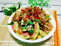 Gỏi ổi dậy lên vị thơm ngon tuyệt vời, ngấm gia vị chua - cay - mặn - ngọt cực kì hấp dẫn! Vị giòn thơm của ổi kết hợp với vị ngon đậm đà của cá cơm khô, cùng vị cay thơm của rau răm, ớt đỏ, tạo nên món ngon lạ miệng, rất kích thích vị giác.