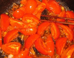 Bắc nồi lên bếp, thêm 2 muỗng canh dầu ăn. Dầu nóng cho hành tím băm vào phi thơm, tiếp đó cho cà chua vào xào chín.