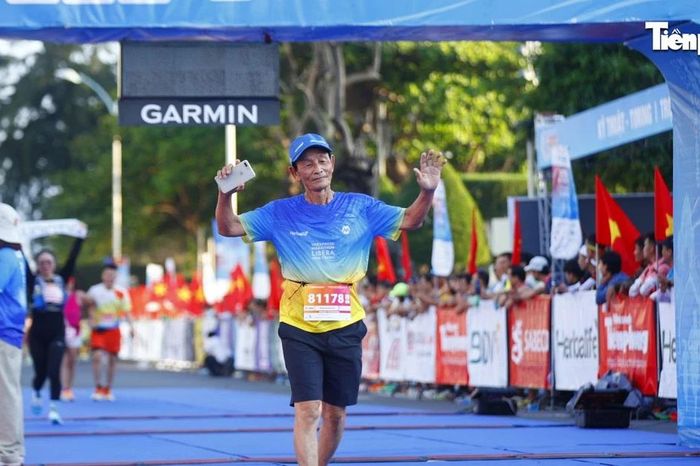 U80 hoàn thành cự ly chạy 21km: 'Không già hay trẻ, cứ thể thao là khỏe' - Báo Tiền Phong