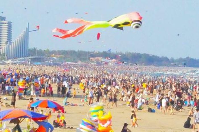 Hơn 70.000 người 'phủ kín' bãi biển Vũng Tàu trong ngày 30-4 - Báo Người Lao Động