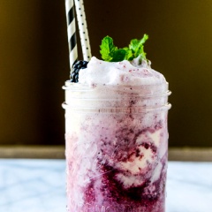 Cho nước cốt mâm xôi trở lại vào máy xay, cho nước soda vào, tiếp theo cho kem vani vào xay nhuyễn rồi cho ra ly, trang trí thêm lá bạc hà là hoàn thành rồi!
