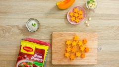 Cắt 200gr bí đỏ thành hình ngôi sao. Rửa sạch 200gr thịt thăn bò, sau đó cắt bò thành miếng vuông nhỏ vừa ăn.