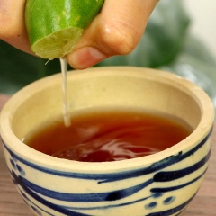 Pha nước chấm: Chuẩn bị 1 cái tô, cho 2 muỗng canh nước lọc, 1 muỗng canh đường , 1 muỗng canh nước mắm,1/2 muỗng canh nước cốt chanh, dùng muỗng khuấy tan hỗn hợp, sau đó cho thêm tỏi và ớt hiểm băm vào.