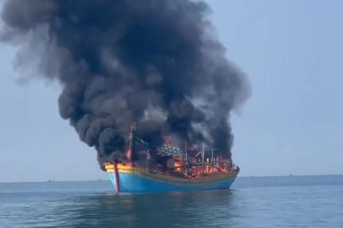 Video tàu cá có 21 thuyền viên bất ngờ bốc cháy dữ dội ngoài khơi - Công An TP.HCM