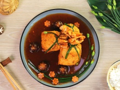 Xếp “bao bố”, nấm đông tỉa sao lên dĩa, rưới nước xốt lên trên trước khi ăn. Món ăn này dùng với cơm nóng, đậu hủ bùi bùi, ngọt thanh của rau củ và nấm rất thích hơp cho những ngày rằm hay muốn thanh lọc cơ thể.