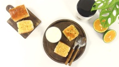 Cắt bánh mì thành từng miếng chữ nhật bằng nhau, bắt sốt lên mặt bánh và kẹp 2 mặt bánh vào với nhau, rắc thêm chà bông là đã có thể thưởng thức. Từng miếng bánh mềm ngon, ăn kèm sốt mayo trứng béo ngậy và sợi chà bông mặn mặn rất hấp dẫn. Thêm 1 ly sữa nóng nữa là có ngay buổi sáng dinh dưỡng cho cả nhà rồi, cùng vào bếp làm ngay nhé.