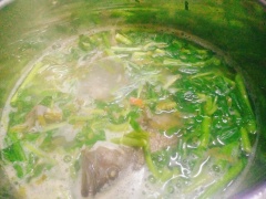 Cho hết các nguyên liệu phụ vào nồi canh chua lá me cá gồm: măng tây, các loại rau thơm đã chuẩn bị vào, nêm nếm gia vị vừa ăn và tắt bếp.