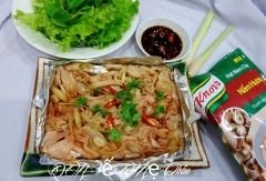 Dùng mũi kéo bấm giấy bạc rồi cắt giấy bạc như hình, bày nấm lên mâm dọn kèm nước tương ớt cay và ít rau sống.