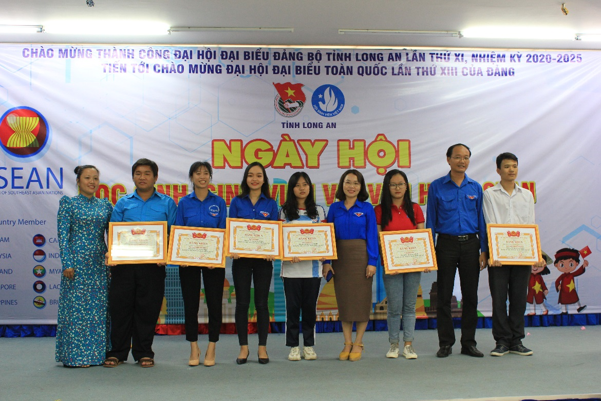 Các đội đạt giải chụp ảnh lưu niệm cùng các thành viên Ban Giám khảo