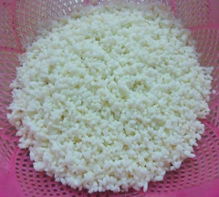 Đậu xanh không vỏ, gạo nếp ngâm nước khoảng 3 giờ. Vớt đậu xanh không vỏ, gạo nếp ra, thêm 1 muỗng cà phê muối, 2 muỗng canh dầu ăn vào gạo nếp, trộn đều.