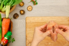 Ức gà lóc bỏ da và thịt dư, dùng dao xuyên thẳng vào trong tạo hình chiếc túi. Cho hỗn hợp nhân rau củ vừa xào nhồi vào trong ức gà.