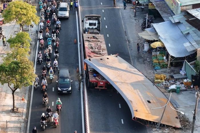 Tấm thép 10 tấn đè bẹp đầu xe tải, tài xế tử vong, cửa ngõ TPHCM tê liệt - Báo VietnamNet