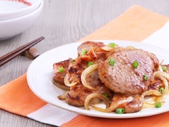 Tắt bếp, cho món ăn ra đĩa, rắc hành lá vào và dùng với cơm.