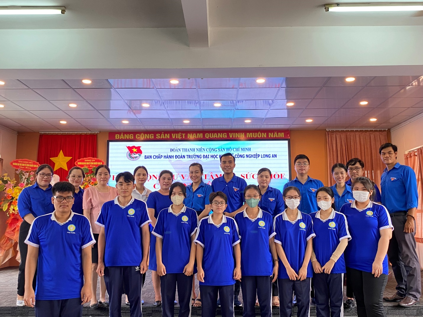 Đoàn Trường chụp ảnh cùng Trung Tâm tiêm chủng VNVC Tân An