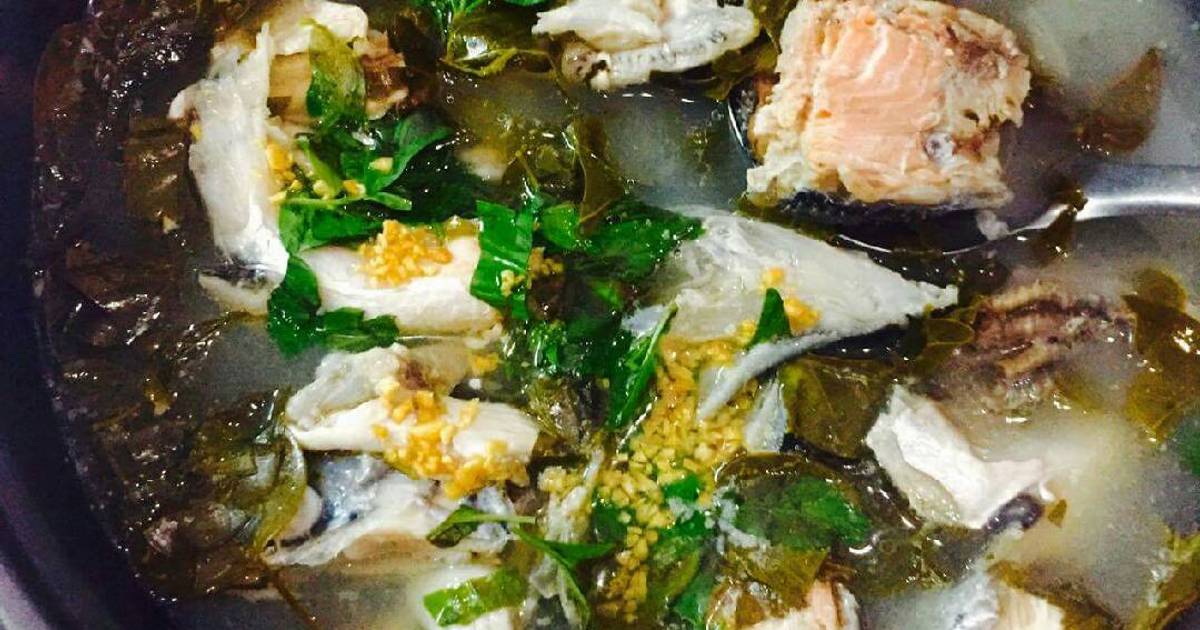 Lẩu đầu cá hồi nấu lá giang