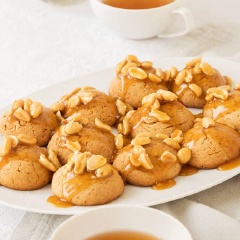 Thưởng thức thôi các bạn ơi. Món bánh giòn rụm, thơm béo hương đậu phộng và mật ong này hoẳn sẽ làm người lớn và trẻ nhỏ thích thú. Nếu có tiệc, bạn làm với số lượng nhiều cho mọi người ăn tráng miệng cũng rất thú vị.