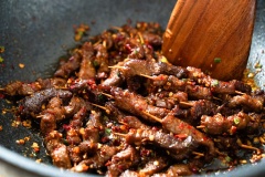 Cho dầu ăn vào chảo, phi thơm gừng tỏi rồi thả thịt dẵ chiên vào đảo đều cho thấm vào thịt. Sau đó nêm hạt thì là, ớt khô xắt nhỏ vào nữ là xong rồi đó. Bày thịt ra dĩa, có thể ăn không hoặc chấm cùng tương ớt.