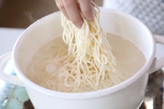 Đun sôi nồi nước, cho mì ý vào, nấu cho sợi mì chín mềm thì vớt ngâm vào nước lạnh cho nguội rồi vớt ra để ráo nước