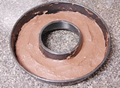 Cuối cùng là trộn đều với bột cacao, bột nở và bột mì. Đổ bột đã trộn vào khuôn tròn rỗng rùi đem đi nướng ở 150 độ C trong khoảng 45 phút.