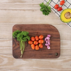 Rửa sạch các nguyên liệu. Đem 100 gram cà chua bi, 60 gram ngò tây và 50 hành tím củ cắt nhỏ. Bơ cắt thành miếng vừa ăn.