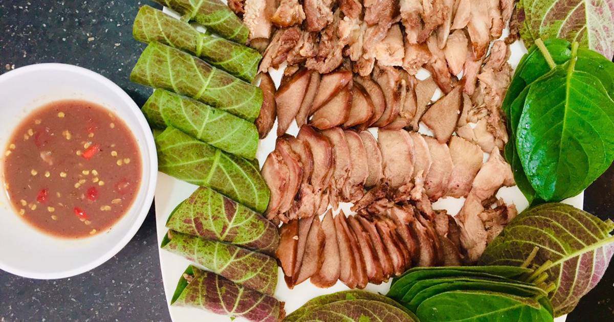 Lưỡi heo luộc muối cuộn lá mơ