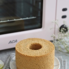 Bánh bông lan chanh xốp mềm đơn giản được nướng có bề mặt bánh nở bung ra. Để cho đẹp hơn thì bạn có thể dùng dao răng cưa cắt phẳng mặt bánh lại cho đẹp mắt nhé! Với cách làm bánh bông lan nướng đơn giản tại nhà này, bạn sẽ không còn phải lăn tăn khi làm bánh bông lan chanh hấp dẫn này nữa nhé!