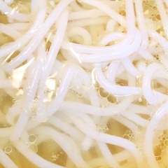 Xả sơ bánh canh qua vòi nước lạnh, để ráo. Cho nước dùng qua nồi riêng cho bánh canh vào nấu sôi (nấu vậy bánh canh sẽ thấm nước dùng ngon hơn).
